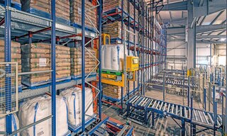 An AS/RS with Pallet Shuttle (combination of stacker cranes and the Pallet Shuttle) eliminates goods handling errors An AS/RS with Pallet Shuttle (combination of stacker cranes and the Pallet Shuttle) eliminates goods handling errors