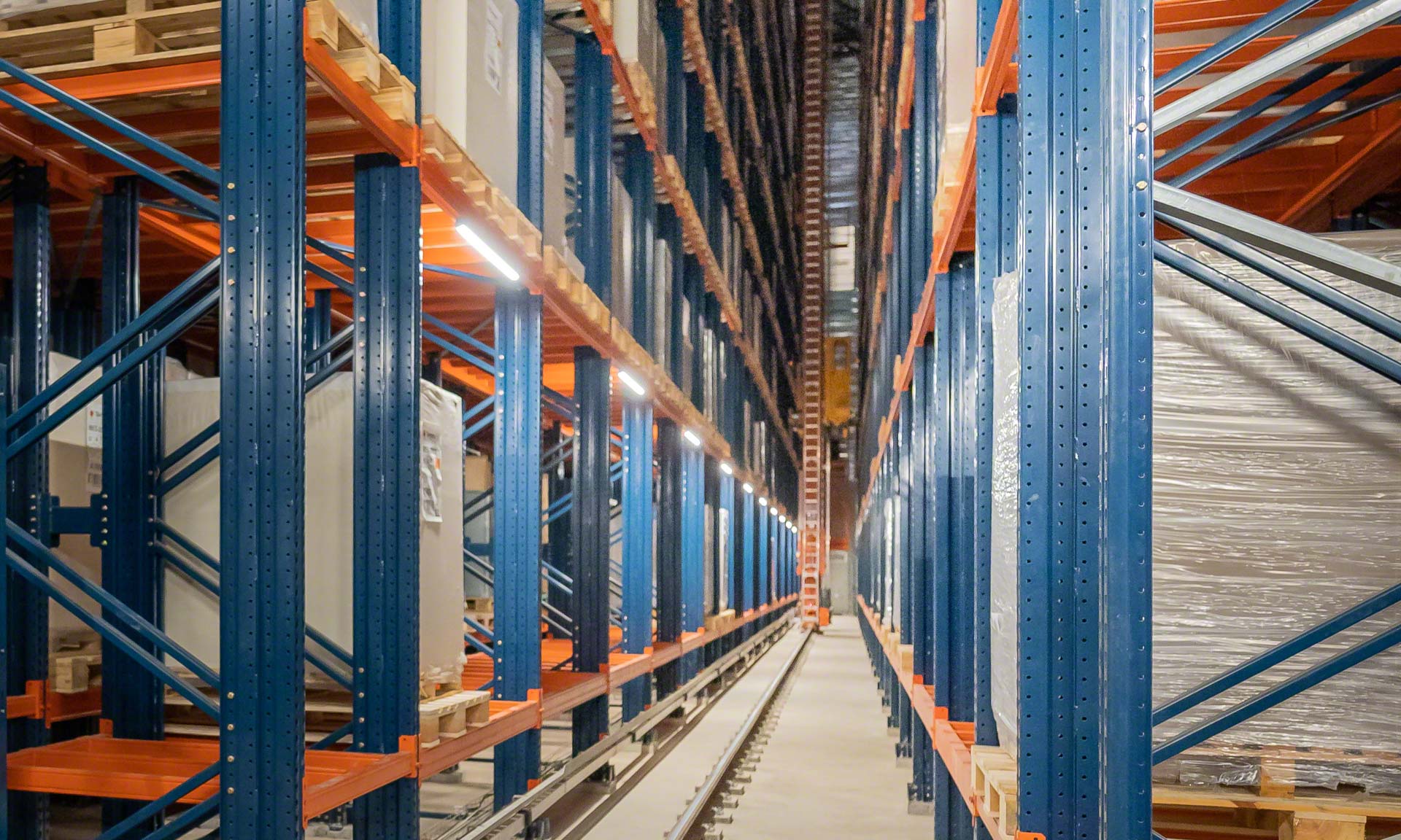 Alzamora Group, führendes Verpackungsunternehmen mit zwei automatischen, selbsttragenden Lagern Alzamora Group, führendes Verpackungsunternehmen mit zwei automatischen, selbsttragenden Lagern