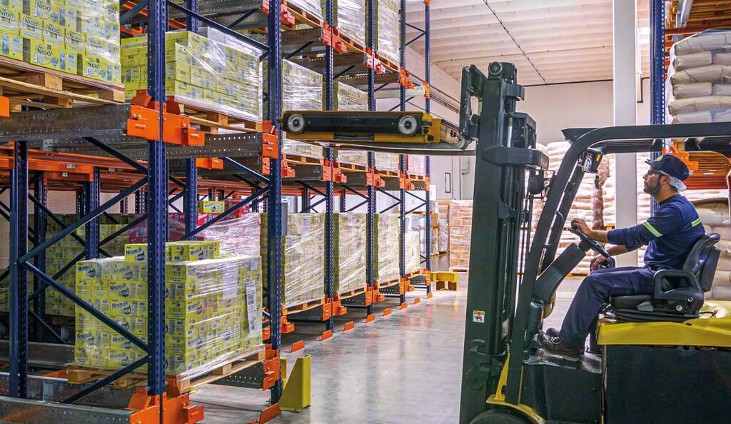Nestlé lagert verderbliche Waren in seinem Werk Villa Nueva in Argentinien mit einem halbautomatischen Pallet-Shuttle-System.