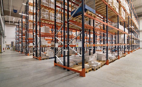 Mecalux hat die herkömmlichen Palettenregalanlagen installiert, die einen direkten Zugang zur Ware ermöglichen und eine Lagerkapazität für 10.906 Paletten haben