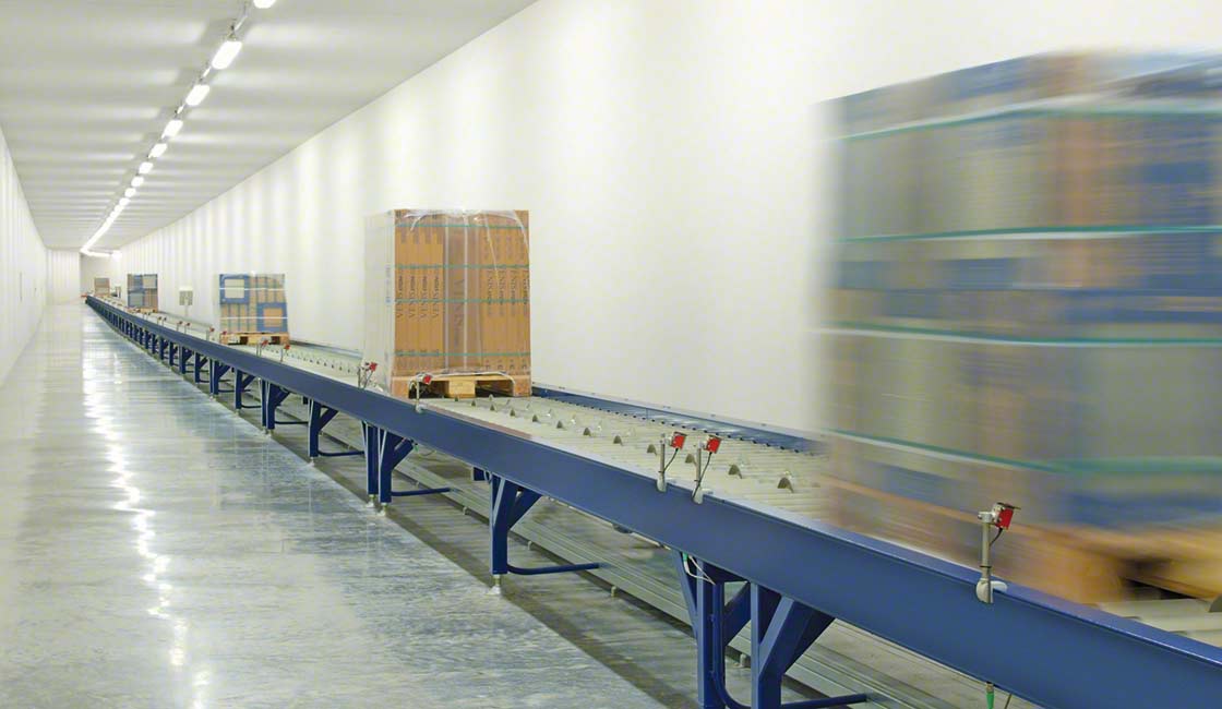 El centro logístico de Porcelanosa apostó por sustituir las carretillas elevadoras por un circuito de transportadores que conectara los almacenes con producción