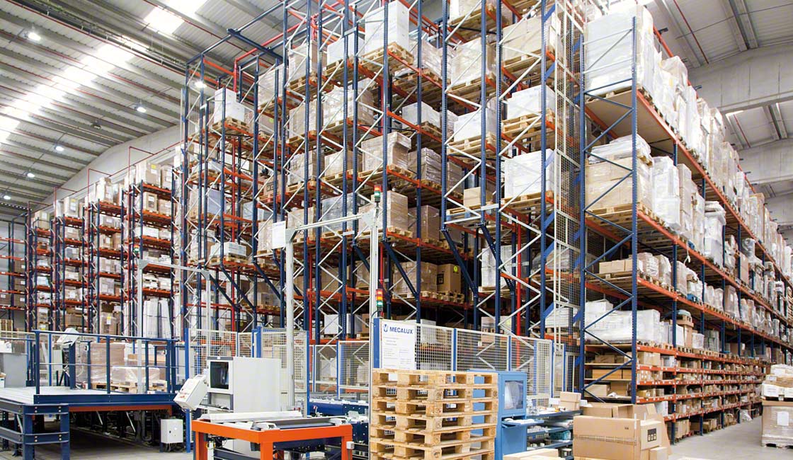 El stock máximo depende de la capacidad de almacenaje posible y la política de compras o de aprovisionamiento de la compañía