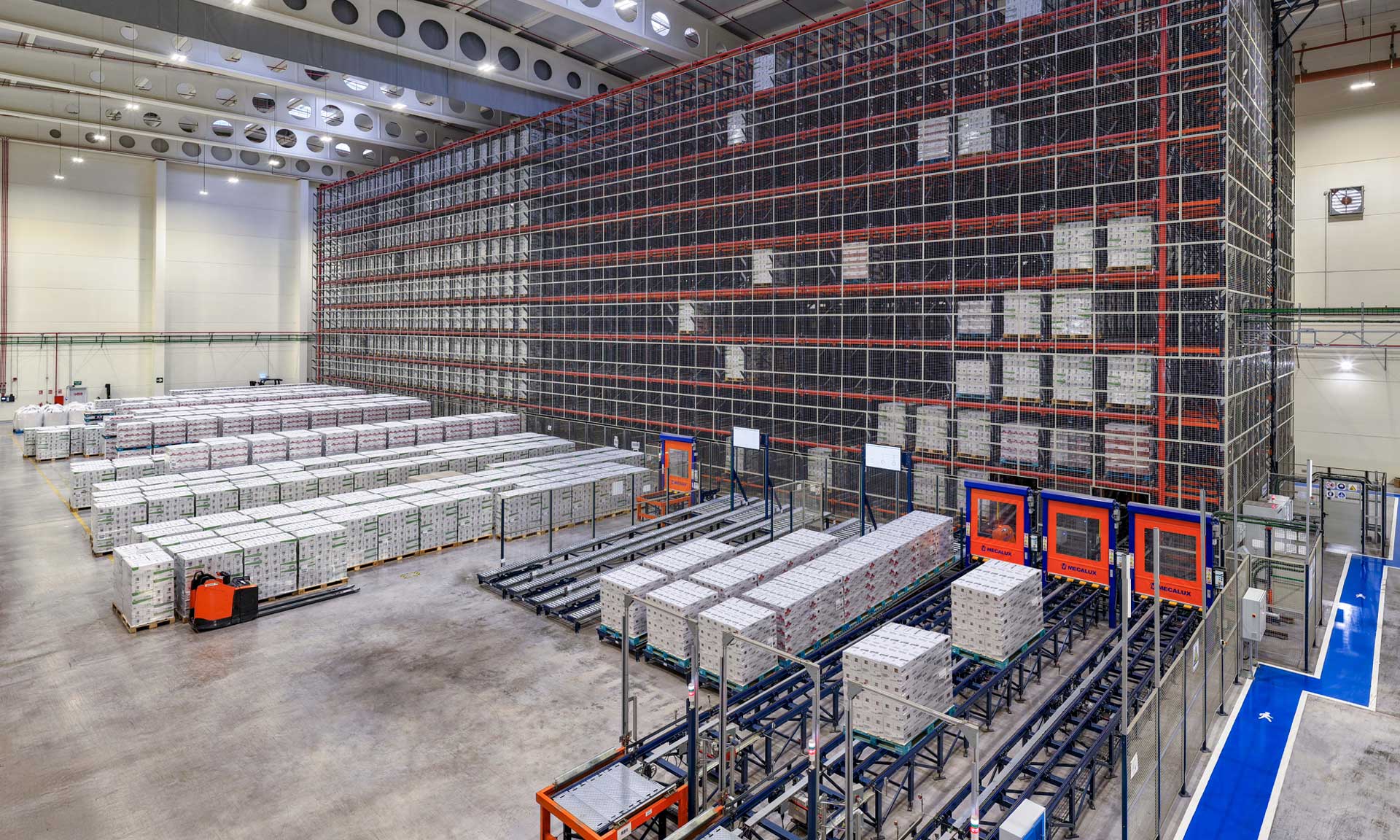 Automatisches Pallet Shuttle im Lager von Herba Ricemills (Ebro Foods)