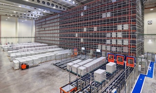 Automatisches Pallet Shuttle im Lager von Herba Ricemills (Ebro Foods)