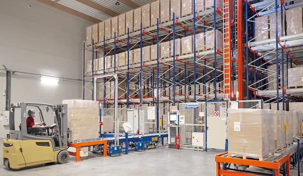 Das automatische Pallet Shuttle ist ein Kompaktsystem, das in nachhaltigen Lagern viel Dynamik bietet