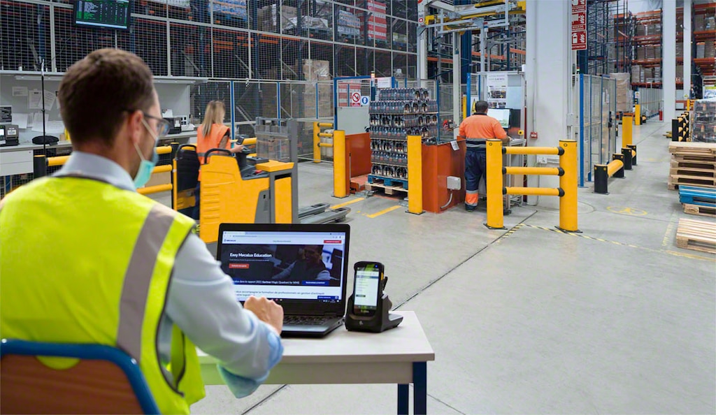 Durch eine logistische Ausbildung lernen die Auszubildenden, wie sie reale Situationen bewältigen können, mit denen sie an ihren zukünftigen Arbeitsplätzen zu tun haben werden