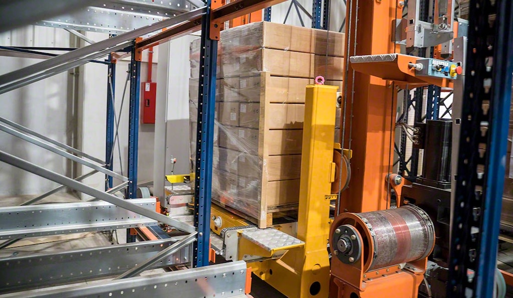 Lager des Herstellers von Papiersäcken Finieco mit automatischem Pallet-Shuttle-System