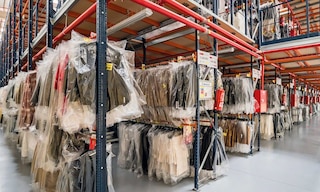 As estantes para estoque de roupa são sistemas de armazenagem específicos para guardar peças de roupa de forma vertical