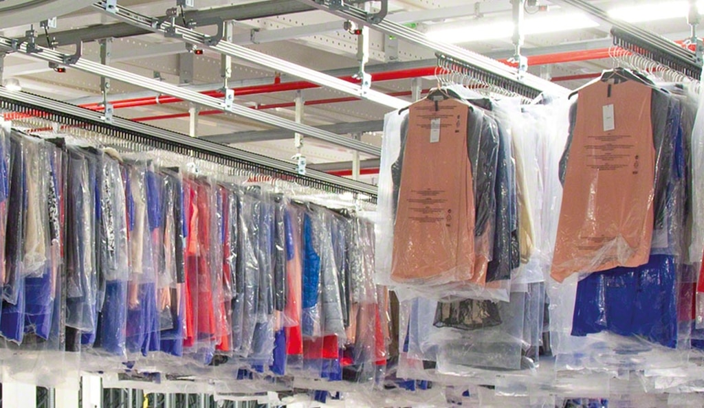 Mecalux hat eine Logistiklösung im Lager von Motoblouz.com konzipiert, die mehr als 26.000 Kleiderbügel aufnehmen kann.