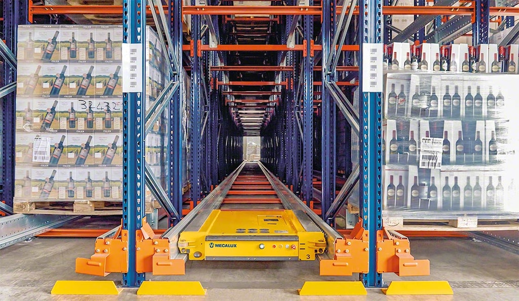 Das Pallet-Shuttle-System ermöglicht die Anwendung der FIFO-Methode für die Warenverwaltung.