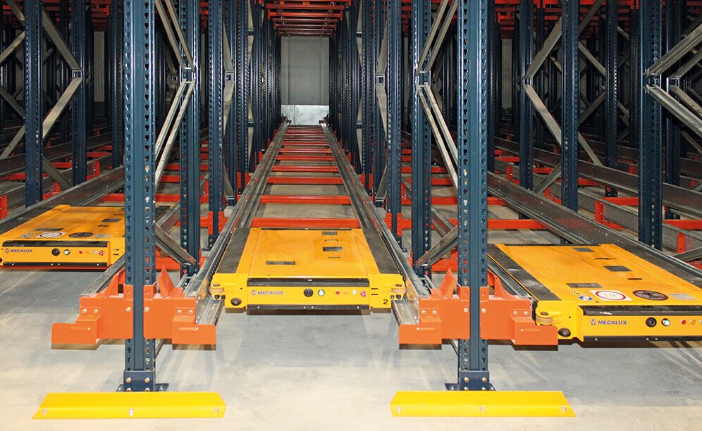 Die Installation der Drive-in-Kompakt-Palettenregalanlagen und des Pallet-Shuttle-Systems ermöglicht die korrekte Verwaltung der Ladung