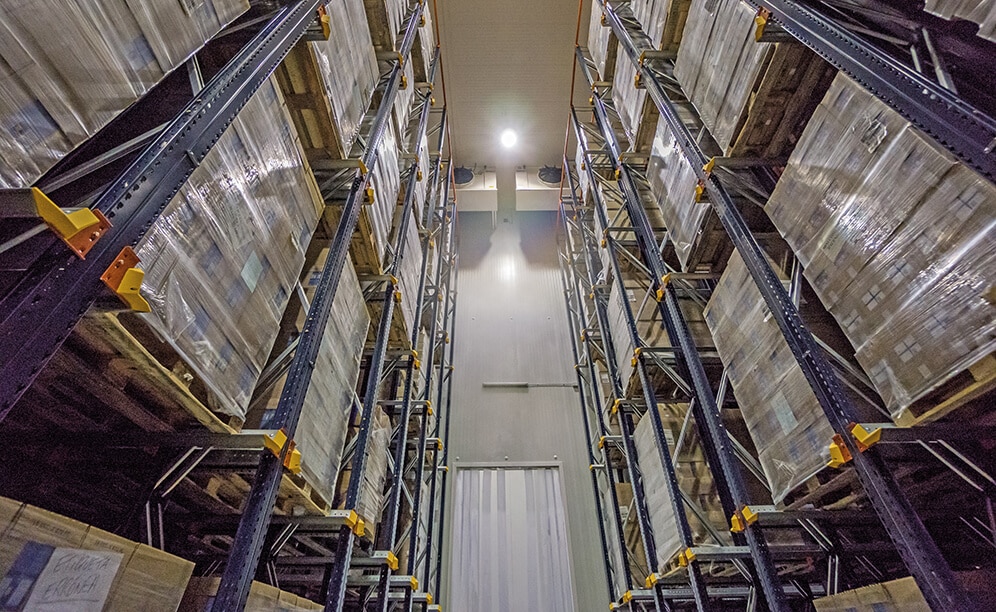 Die Drive-in-Kompaktregalanlagen in den drei Tiefkühllagern bieten eine Lagerkapazität von über 3400 Paletten mit den am häufigsten nachgefragten Produkten