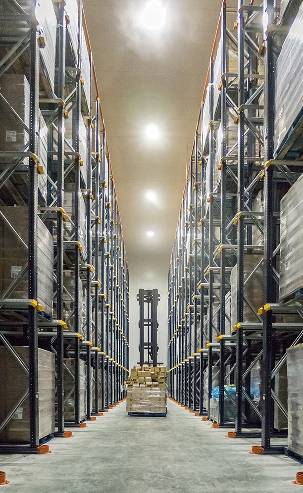 Die Regalanlage besteht aus einer Reihe von 13 m hohen Ladegassen mit fünf Ebenen, die über Auflageschienen und Palettenzentrierstücke für ein korrektes Einsetzen der Lasten verfügen