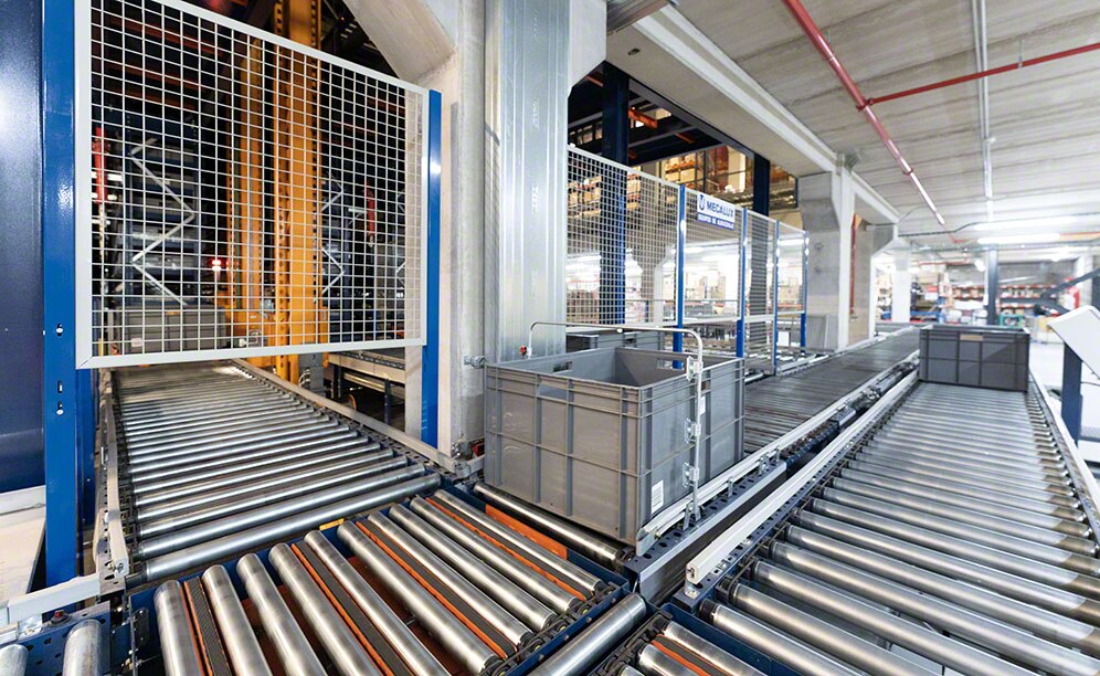 Automatisches Palettenlager mit großen Produkten von Aghasa Turis