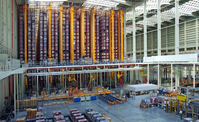 Die Lagerhalle ist mit 10 Zwillingsmast-Regalbediengeräten total automatisiert