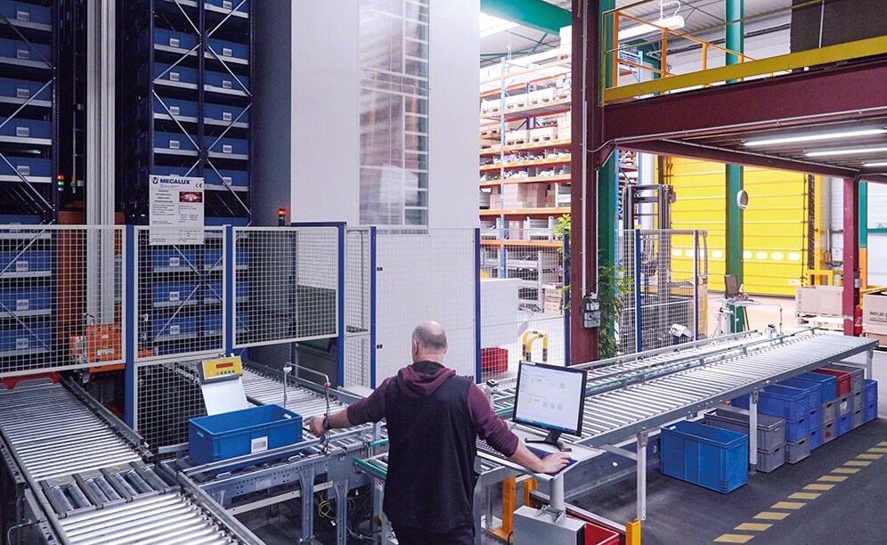 Automatisiertes Behälterlager für Landmaschinen-Ersatzteile von Symta-Pièces Automatisiertes Behälterlager für Landmaschinen-Ersatzteile von Symta-Pièces