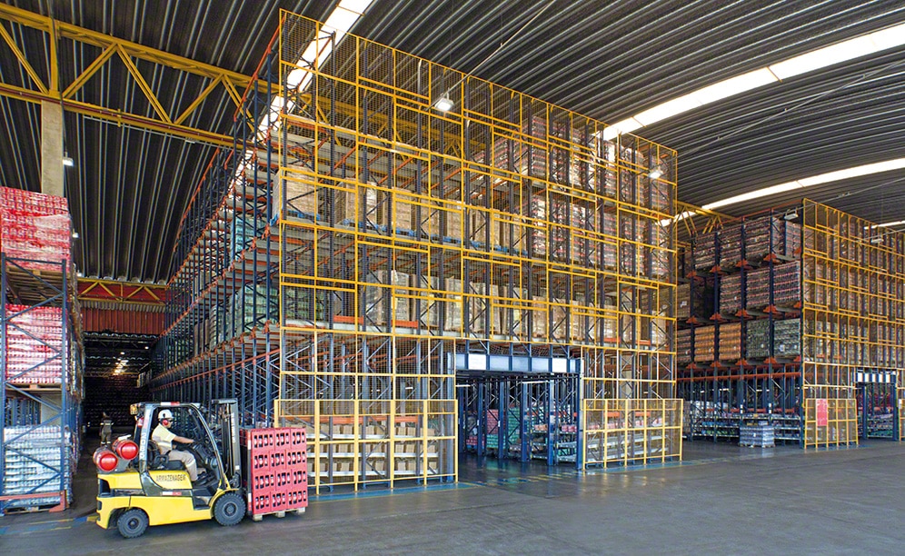 Einfahrregale mit dem halbautomatisierten Pallet-Shuttle-System Einfahrregale mit dem halbautomatisierten Pallet-Shuttle-System