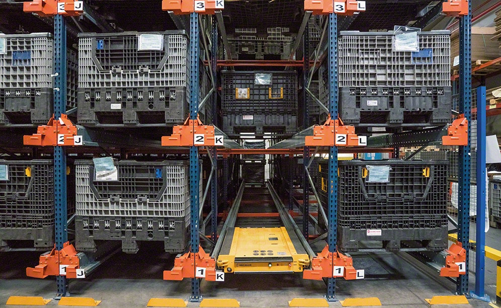 Halbautomatisches Pallet Shuttle im Lager von SaarGummi in Madrid Halbautomatisches Pallet Shuttle im Lager von SaarGummi in Madrid