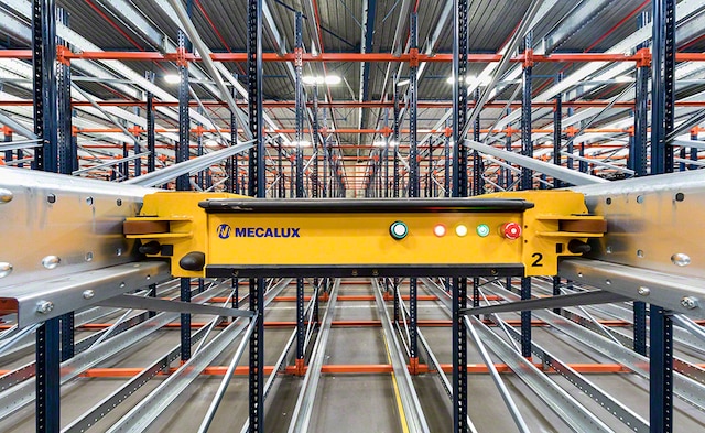 Halbautomatisiertes Pallet Shuttle im Lager von Croix Rouge in Frankreich