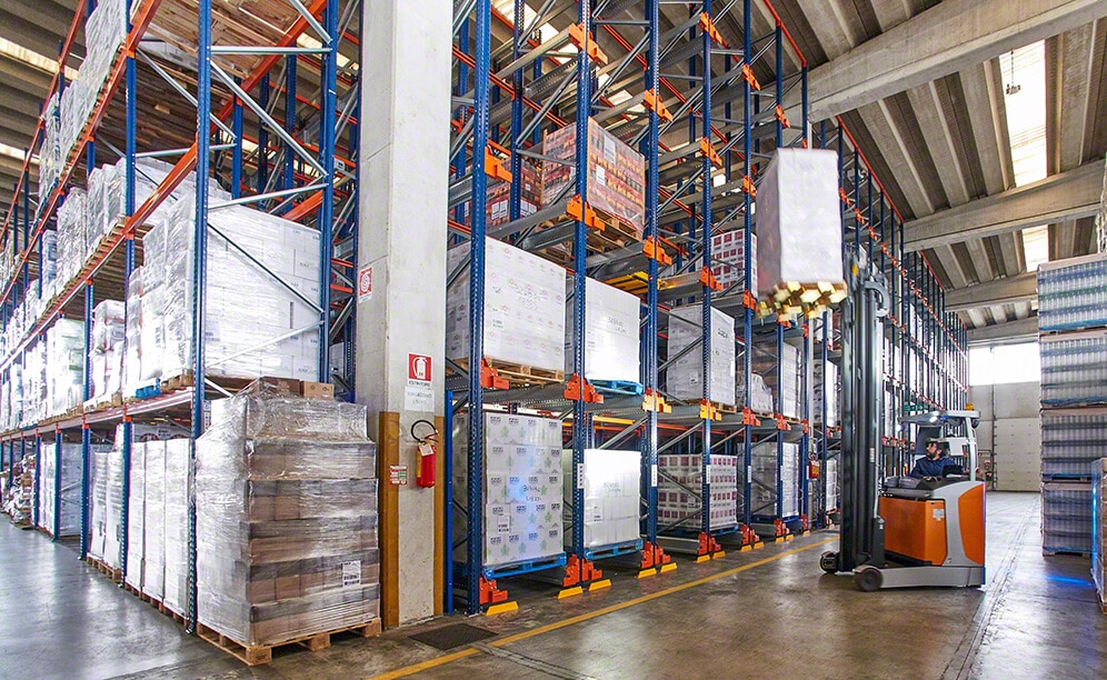 Pallet Shuttle und Palettenregale im Lager von Genta in Italien