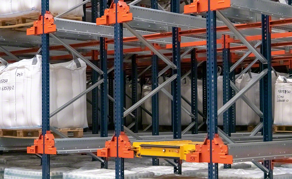 Halbautomatisches Pallet Shuttle im Lager von Zuidnatie in Belgien Halbautomatisches Pallet Shuttle im Lager von Zuidnatie in Belgien