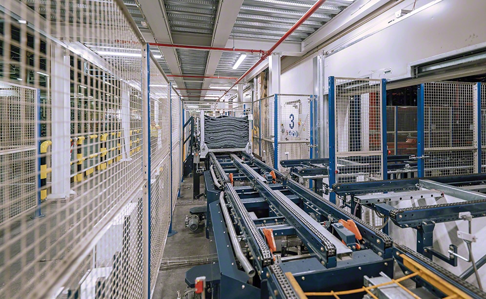 In die Produktion integriertes automatisiertes Hochregallager von Michelin In die Produktion integriertes automatisiertes Hochregallager von Michelin