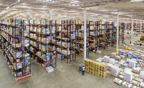 Grupo Ramos kombiniert verschiedene Kommissionier- und Lagersysteme, um die Logistik seines neuen Lagers in der Dominikanischen Republik zu verbessern Grupo Ramos kombiniert verschiedene Kommissionier- und Lagersysteme, um die Logistik seines neuen Lagers in der Dominikanischen Republik zu verbessern