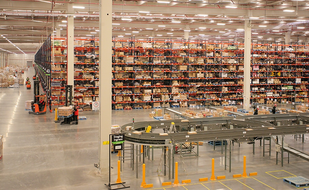 Mecalux liefert ein Lager mit großen Abmessungen mit Kapazität für 47.000 Paletten an die Supermarktkette SMU