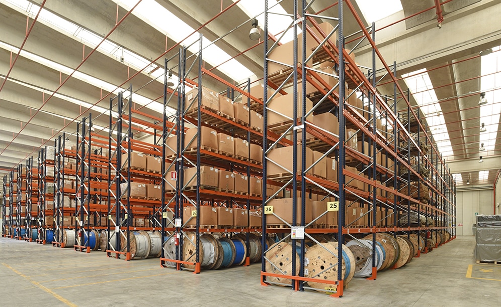 Mecalux hat herkömmliche Palettenregalanlagen geliefert, die eine Lagerkapazität von mehr als 20.200 Paletten