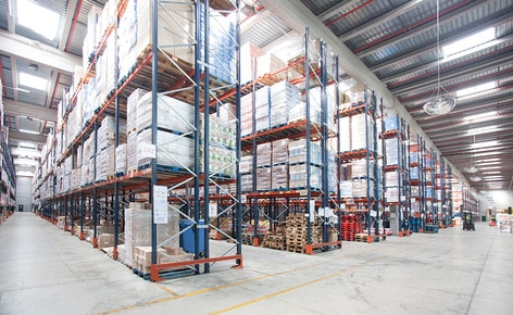 Ein großer Logistikbetreiber erreicht eine Kapazität für 47.000 Paletten mit variablen Volumen und optimiert die Kommissionierung mit einer Palettenregallösung
