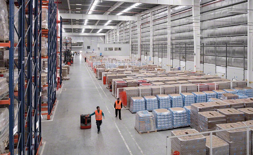 Vor den 27 Laderampen wurde ein 3000 m² großer Bereich zur Ladevorbereitung eingerichtet, der im Vertriebszentrum von Unilever für den Warenempfang und -versand dient
