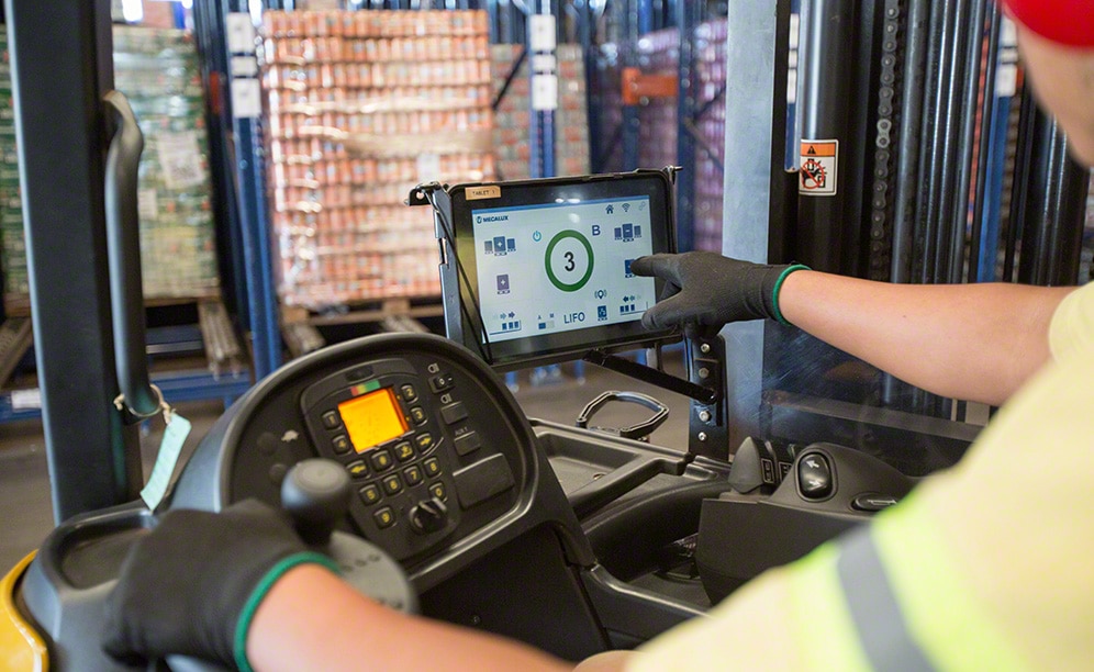Mit dem Pallet Shuttle erfolgen Ein- und Ausgänge der Waren automatisch Mit dem Pallet Shuttle erfolgen Ein- und Ausgänge der Waren automatisch