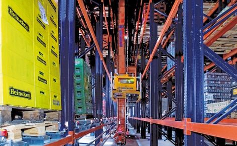 Das Lebensmittelunternehmen hat seine Kapazität und Produktivität mit automatisierten selbsttragendes Lager Das Lebensmittelunternehmen hat seine Kapazität und Produktivität mit automatisierten selbsttragendes Lager