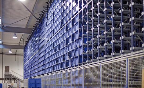 Verschiedenste Lösungen für die Lagerung und Kommissioniering von Boxen und Paletten mit Schlossereiprodukten Verschiedenste Lösungen für die Lagerung und Kommissioniering von Boxen und Paletten mit Schlossereiprodukten