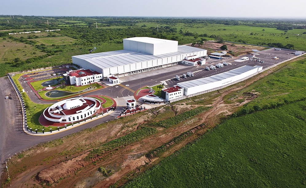 Auf einer Fläche von insgesamt 4610 m² hat Mecalux ein automatisches Hochregallager in Silobauweise errichtet, das ca. 30 m hoch ist und eine Lagerkapazität für über 28.000 Paletten