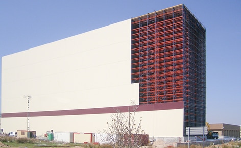 Delaviuda erreicht in einem neuen 42 m hohen automatisierten Lager eine Kapazität für 22.000 Paletten auf 2.209 m² Delaviuda erreicht in einem neuen 42 m hohen automatisierten Lager eine Kapazität für 22.000 Paletten auf 2.209 m²