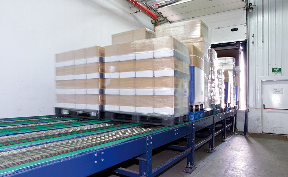Dieses System kann auf äußerst effiziente Weise den Wareneingang in das Logistikzentrum von Grupo Siro an nur zwei Laderampen verwalten