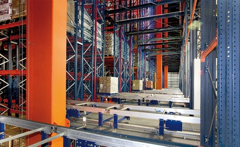 Das Lebensmittelunternehmen Grupo Siro hat seine Kapazität und Produktivität mit einem 35,5 m hohen automatisierten Lager in Silobauweise erweitert Das Lebensmittelunternehmen Grupo Siro hat seine Kapazität und Produktivität mit einem 35,5 m hohen automatisierten Lager in Silobauweise erweitert