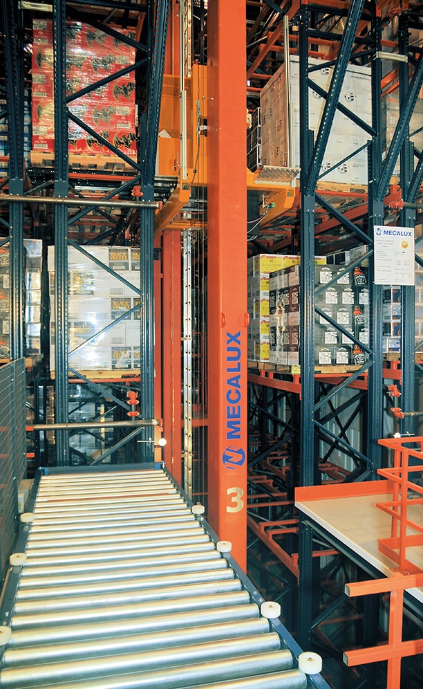 Stacker cranes move along the aisles and carry out inputs, outputs and locations of the palletized goods