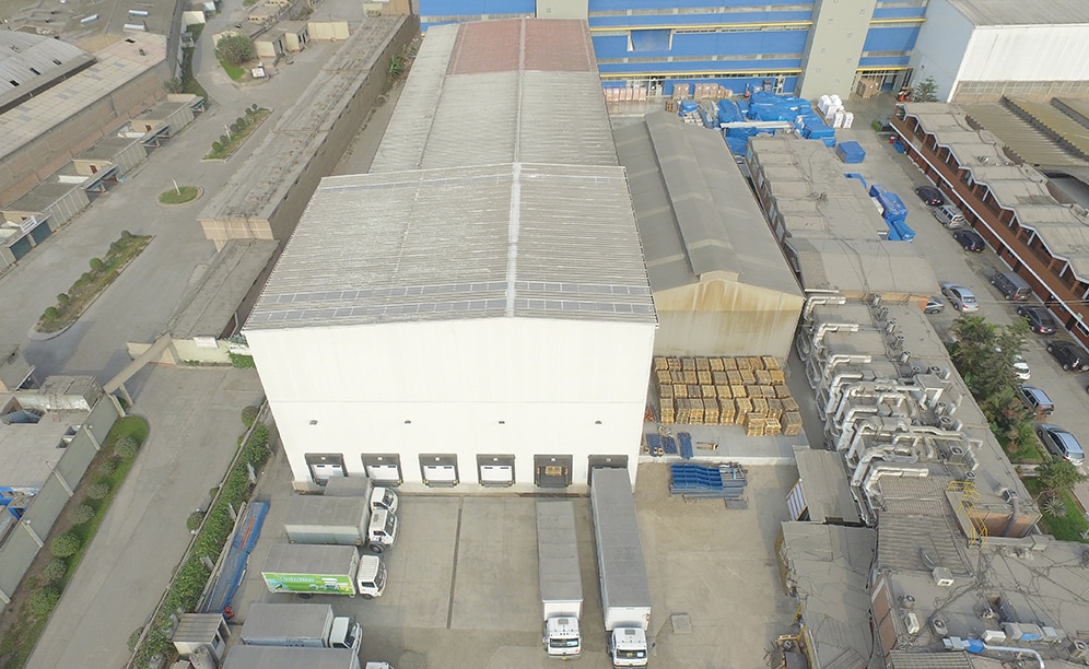 Mecalux die Konstruktion eines neuen Hochregallagers in Silobauweise vor. Diese Erweiterung um 475 m² ist 16 m hoch und kann 780 Paletten mit einem Höchstgewicht