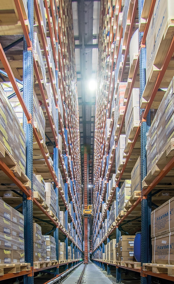 Das automatische Lager von Mega Pharma ist 72 m lang, 12 m breit, 24 m hoch und ist temperaturgeregelt