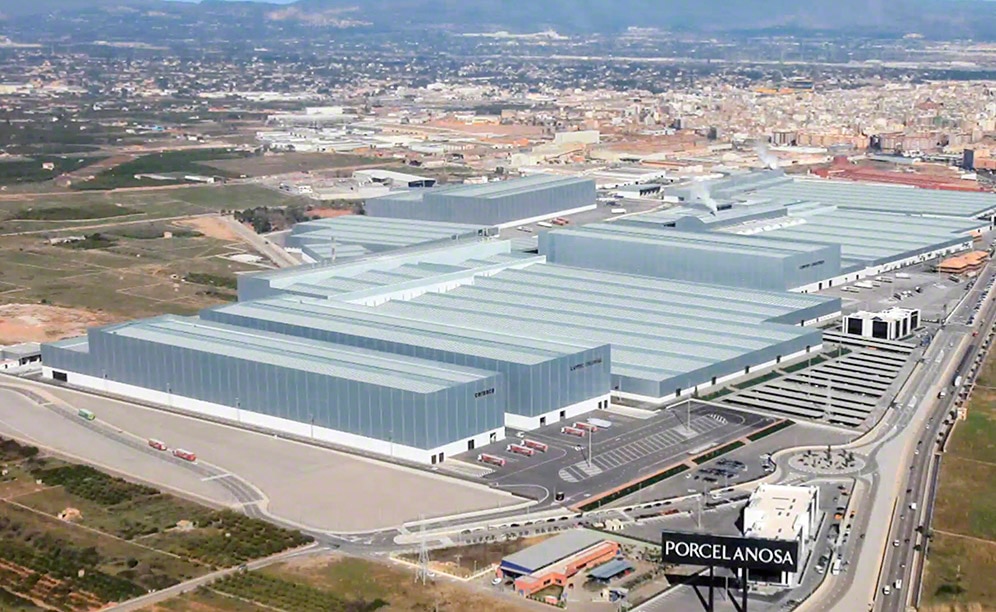 Der Logistikkomplex der Porcelanosa Gruppe besteht aus fünf Logistikzentren mit automatischen Lagern mit hoher Lagerkapazität 