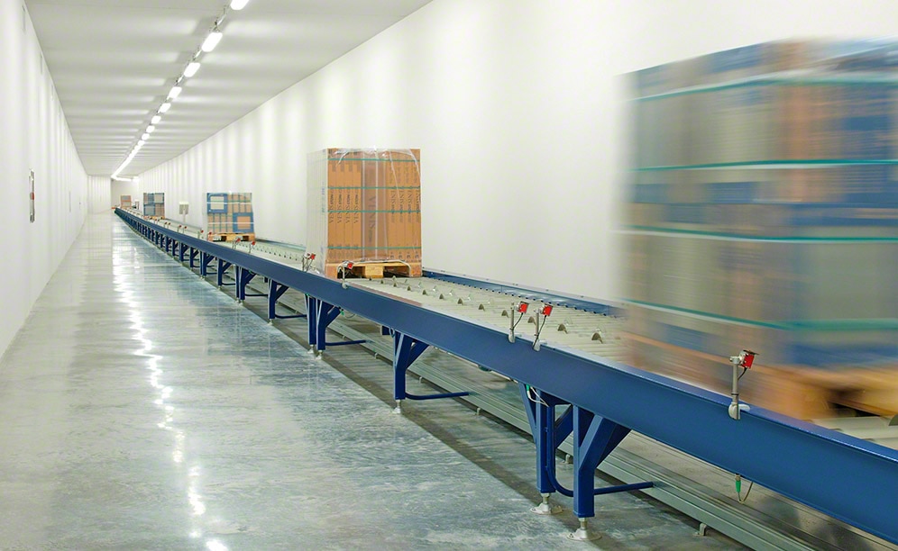 Die Verbindung zwischen dem Logistikzentrum und dem Produktionswerk erfolgt durch einen über 1 km langen unterirdischen Tunnel