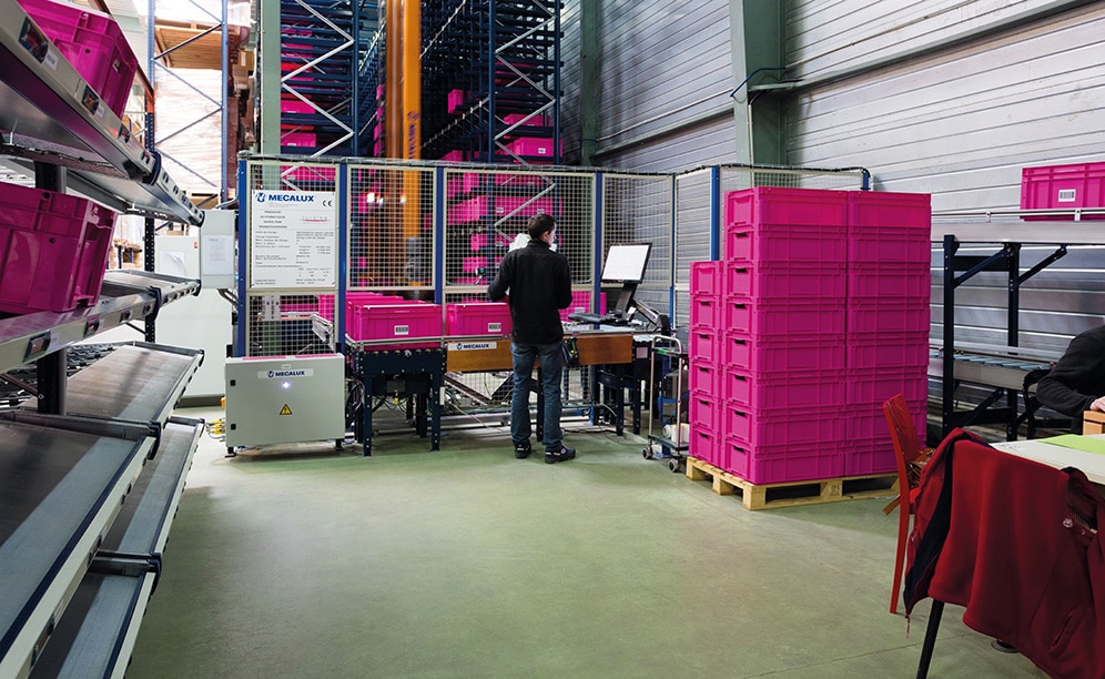 Im automatischen Miniload-Lager von SCD Luisina werden mehr als 4000 Behälter mit Produkten mittlerer und geringer Größe gelagert