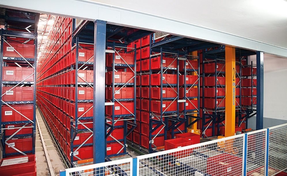Das automatische Miniload-Lager besteht aus vierzehn Regalzeilen mit einer Lagerkapazität von über 14.200 Behältern, die von sieben Regalbediengeräten bedient werden