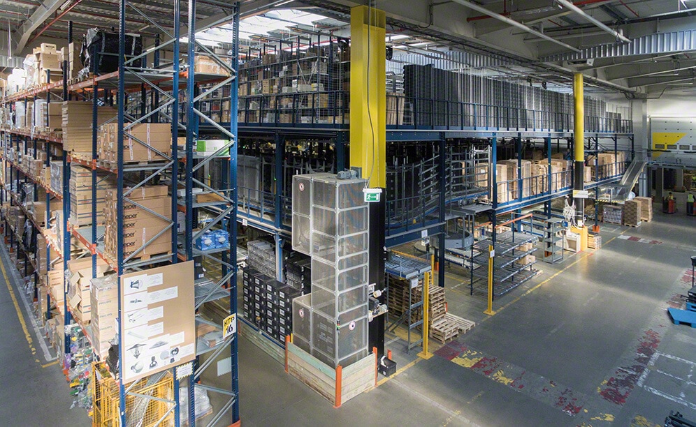 3LP S.A besitzt ein riesiges Logistikzentrum mit Kapazität für 35.000 Paletten, das Mecalux mit herkömmlichen Palettenregalanlagen, schwerkraftgesteuerten Durchlaufregalen, einer Lagerbühne und einem Kommissionierblock mit Laufgängen auf drei Ebenen ausgestattet hat