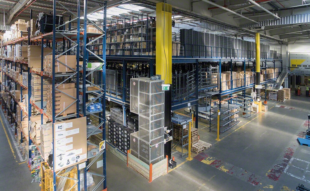 Mit einer Kapazität für 35.000 Paletten ist das Logistikzentrum von 3LP,S.A. eines der größten und effizientesten seiner Art in Polen Mit einer Kapazität für 35.000 Paletten ist das Logistikzentrum von 3LP,S.A. eines der größten und effizientesten seiner Art in Polen
