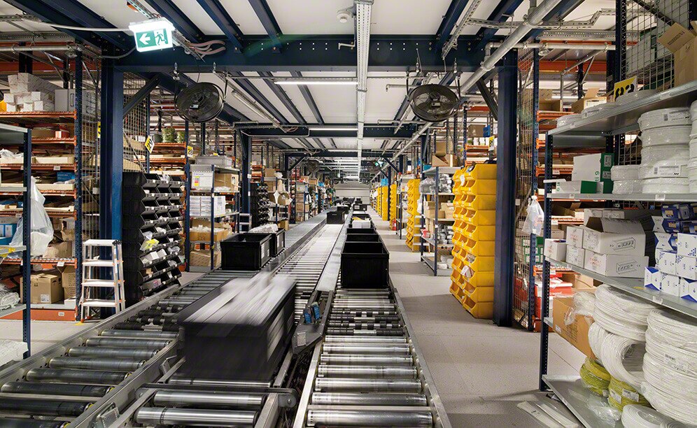 Dieses System der Zusammenstellung der Aufträge vermeidet den Zeitverlust durch die Laufstrecken und verbessert sowohl die Produktivität als auch die Qualität der Kommissionierung