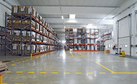Die Zusammenstellung von fünf Lagersystemen verbessert die Produktivität eines Getränkeherstellers Die Zusammenstellung von fünf Lagersystemen verbessert die Produktivität eines Getränkeherstellers