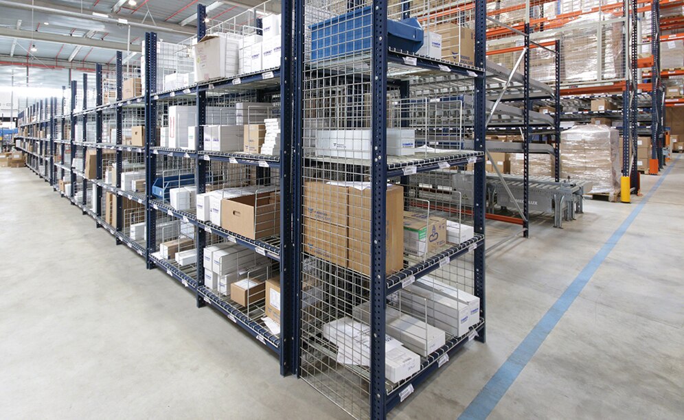 Daneben wurde eine Regalanlage für leichte Lasten mit Fachböden eingerichtet, die nach Ebenen getrennt und für kleine Produkte mit geringem Umschlag vorgesehen sind